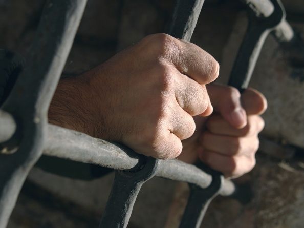 Homem  preso em flagrante abusando de filha de 13 anos e se enforca em cela