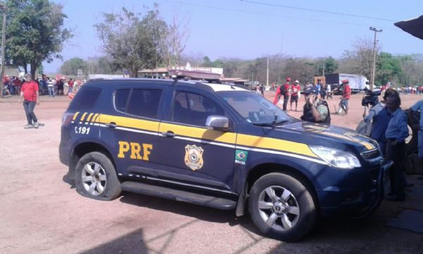 Equipe da PRF tenta 'passar' por bloqueio, mas manifestantes furam pneus de viatura; Veja Vdeo