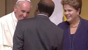 Papa cumprimenta ministro Joaquim Barbosa sob o olhar de Dilma