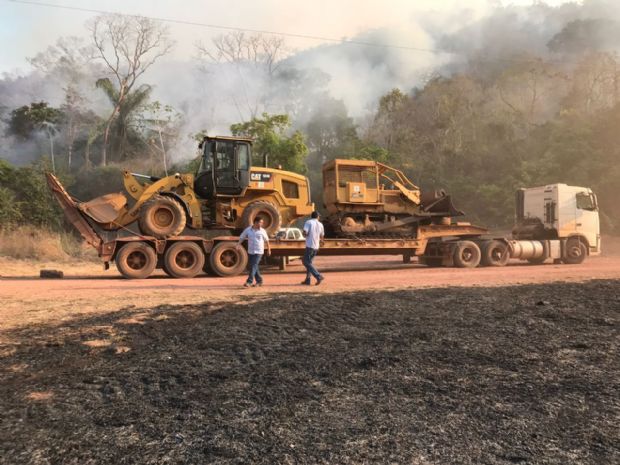 Produtores rurais e bombeiros combatem incndio na Serra de Ricardo Franco;  veja fotos 