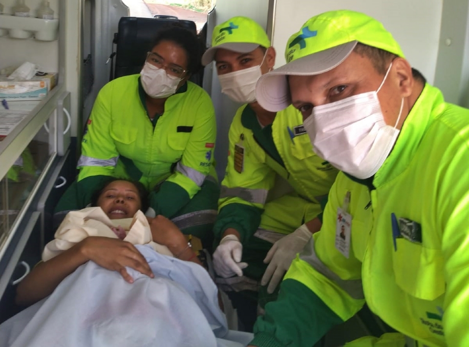 Gestante entra em trabalho de parto e d  luz na BR-364 com ajuda de equipes de resgate