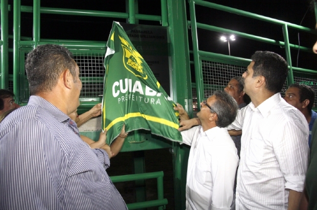 Passarela do Tijucal  inaugurada na avenida Fernando Corra