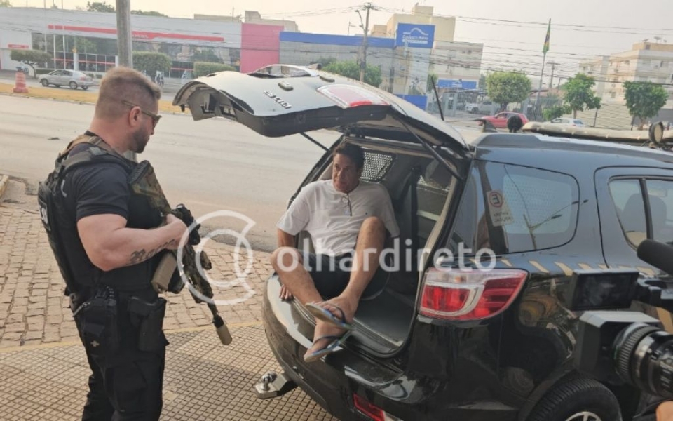 Vereador de Cuiab preso em operao chega em camburo  sede da Polcia Federal; veja vdeo