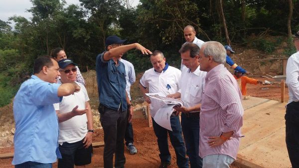 Pedro Taques, Marcelo Duarte e assessores visitam obras de infraestrutura