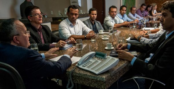 Governador Pedro Taques com o deputado Wancley Carvalho reunidos com servidores da Polcia Civil