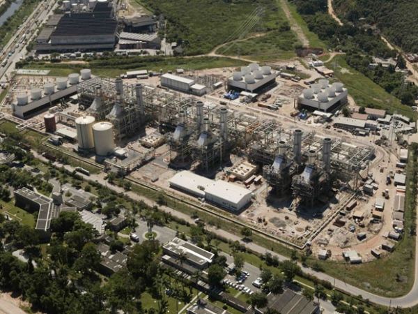 Usina termeltrica da Petrobras em Duque de Caxias (RJ). Lista colocou a estatal brasileira entre as 20 empresas que mais emitiram gases-estufa em 2013