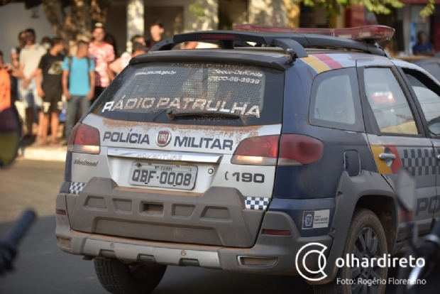 Homem  esfaqueado em frente a mercado no interior