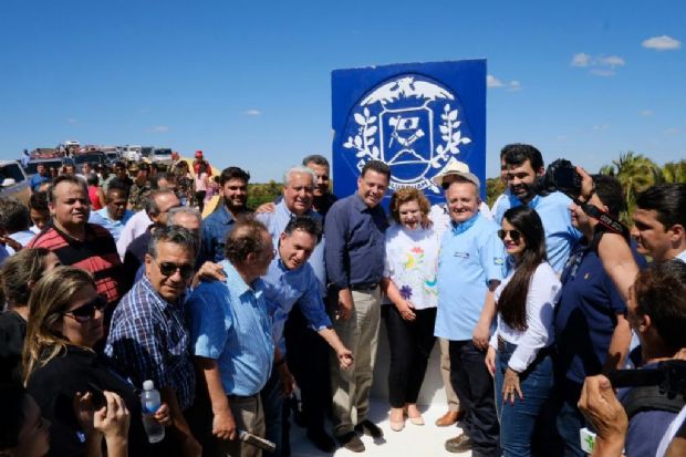 Governadores tucanos Pedro Taques e Marconi Perillo, de Gois, durante a inaugurao da ponte sobre o rio Araguaia