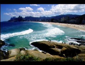 Bombeiros recomeam buscas por turista que caiu no mar no Arpoador, no Rio de Janeiro