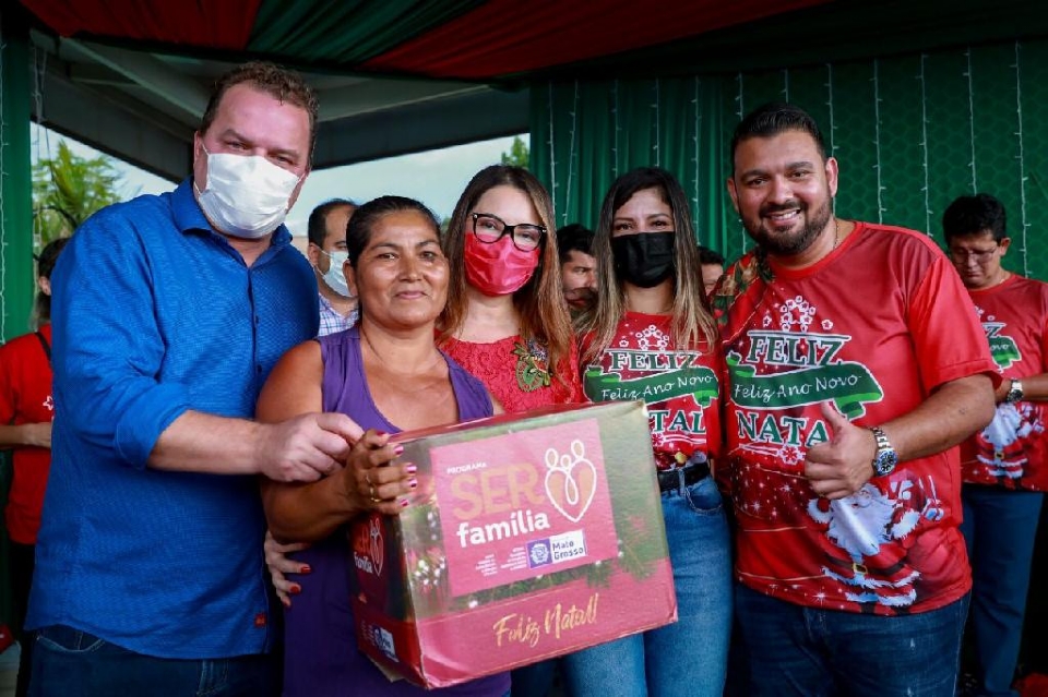 Primeira-dama de MT entrega brinquedos e cestas natalinas em Acorizal e Jangada