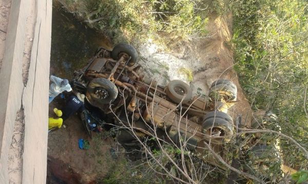 Motorista de 38 anos morre aps perder controle de veculo e despencar de ponte