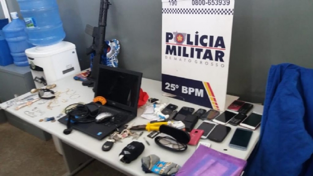 Polcia prende quatro aps roubo em residncia e apreende fuzil falso