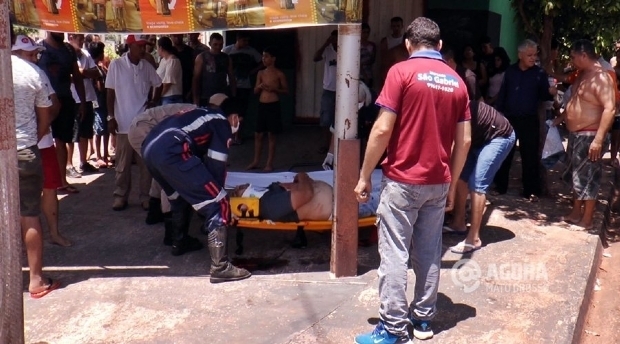 Baleado em assalto que culminou na morte do pai recebe alta de hospital