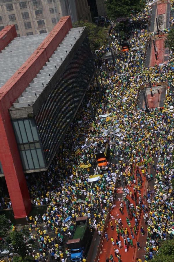 Um milho e meio de pessoas protestam contra Dilma no Brasil