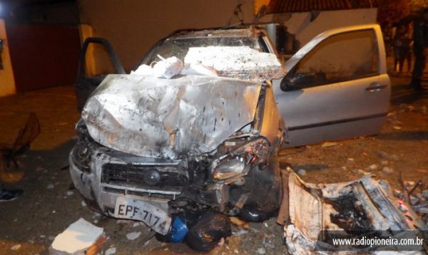 Motorista de Fiat Strada perde controle de carro ao passar em quebra-molas, invade calada e destri muro de residncia