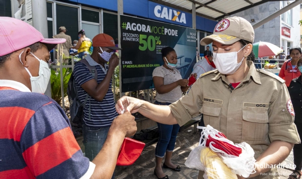 Governo faz entrega de mscaras em locais de grandes aglomeraes;  fotos 