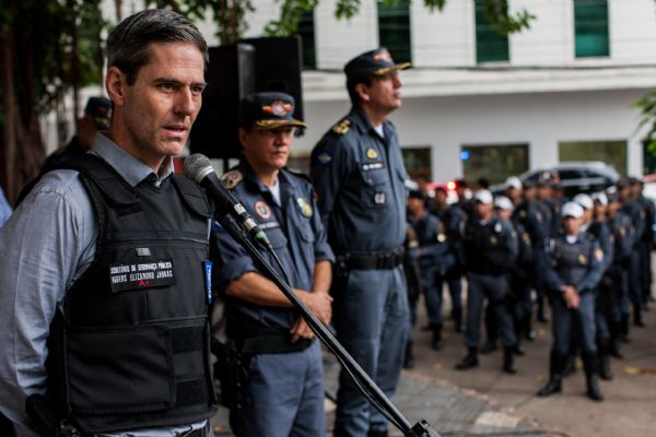 Rogers Jarbas de colete  prova de balas e pistola na cintura, como fazia Fbio Galindo