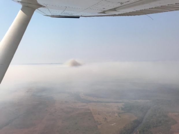 Aps uma semana, fogo no Parque Serra Azul j queimou 100 hectares e chegou  rea da cachoeira