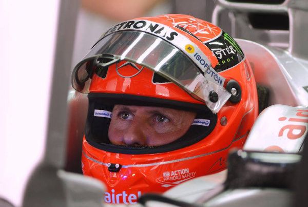 Michael Schumacher mexe os olhos pela primeira vez depois de acidente