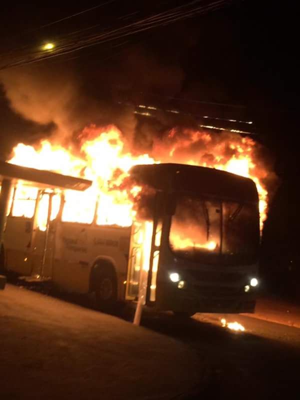 nibus incendiado em Cuiab, na noite de sexta-feira, dia 10 de junho