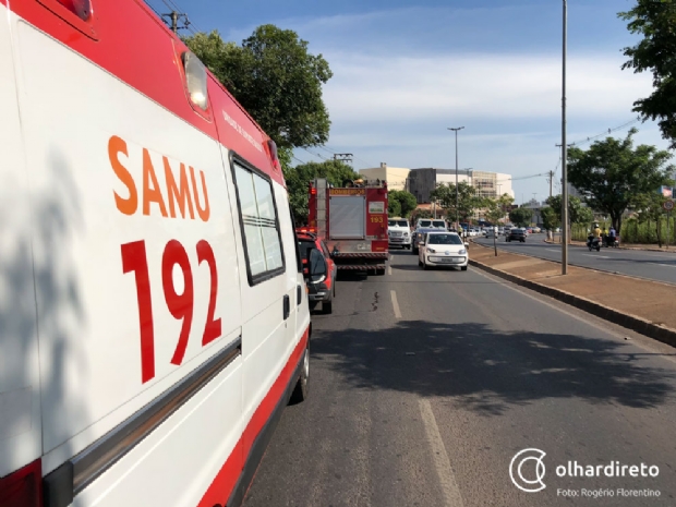 Jornalista sai de distribuidora e faz parto dentro de taxi em Cuiab