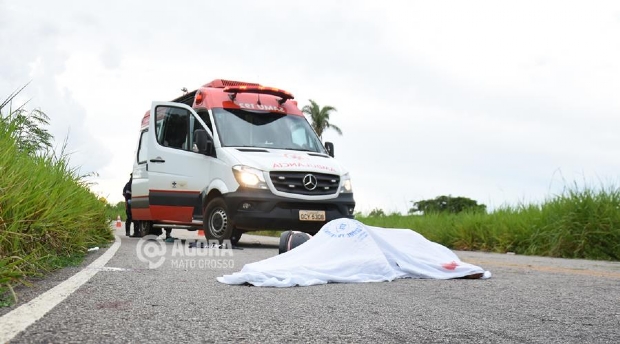 Jovem morre e homem fica ferido aps motocicleta com trs pessoas bater em meio fio