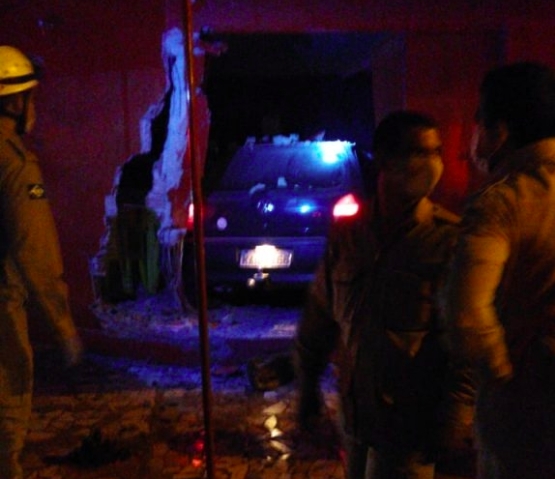 Homem embriagado  autuado aps destruir parede de bar com carro desgovernado