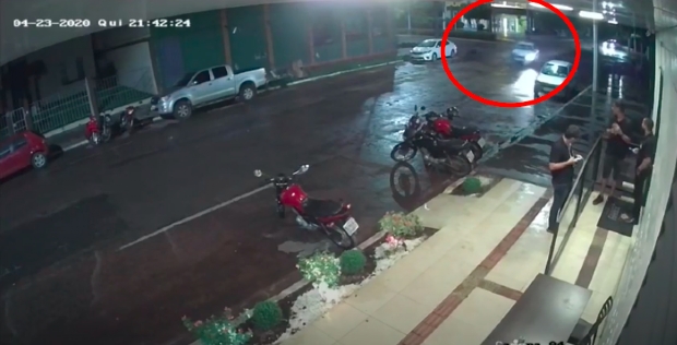 Motociclistas so arremessadas aps colidirem com corolla em cruzamento; veja vdeo