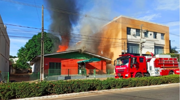 Incndio atinge hotel na manh do primeiro dia do ano; homem estaria cozinhando no quarto