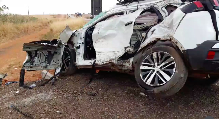 Homem morre em acidente entre Peugeot e caminho-tanque