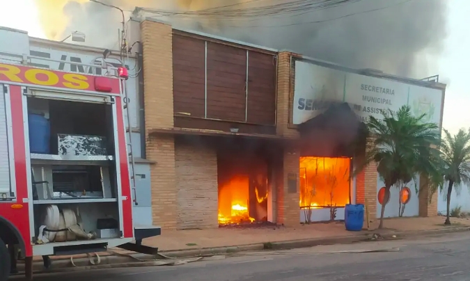 Homem ateia fogo em Secretaria de Assistncia Social; Sine e IBGE prejudicados; veja vdeo