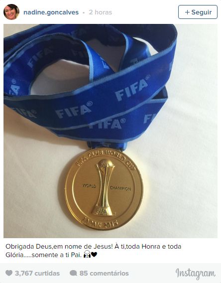 Neymar chega ao Brasil, e me exibe medalha do filho de campeo do Mundial de Clubes