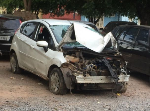 ​Bandidos capotam veculo roubado durante perseguio da polcia