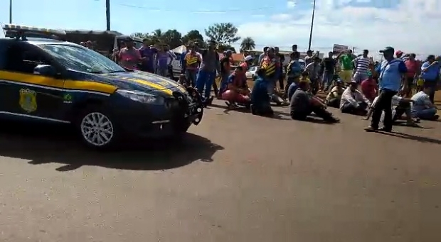 ​Manifestantes causam confuso ao impedir liberao de caminhes em rodovia;  vdeos 