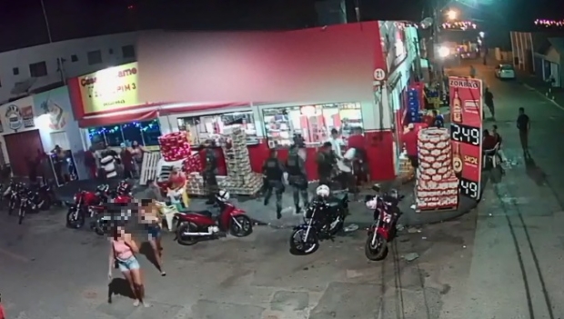 Policiais militares so flagrados agredindo jovens em abordagem em distribuidora; veja vdeo