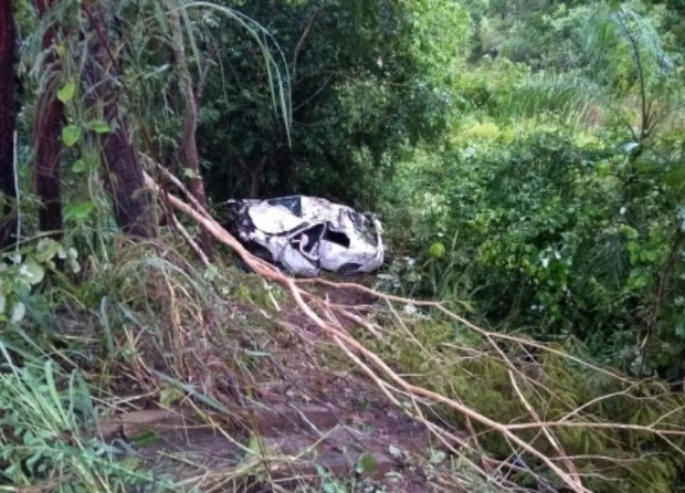 Etios capota, cai em barranco e policial grvida sofre ferimentos graves