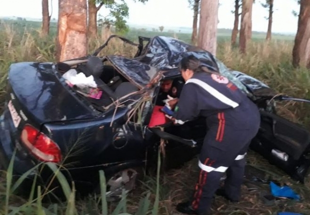 ​Classic com vereador e famlia capota aps coliso com Golf