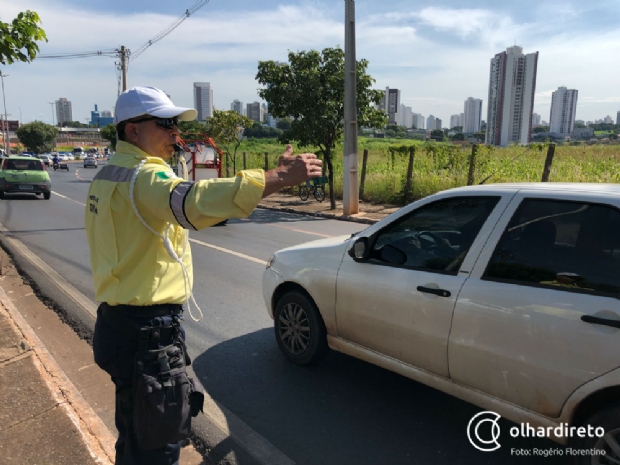 nibus quebrado e engavetamento travam trnsito na avenida Miguel Sutil