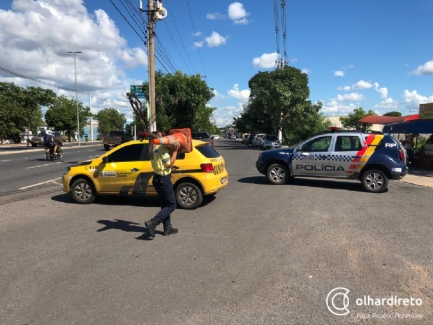 Engavetamento entre cinco carros deixa trnsito lento na avenida Miguel Sutil
