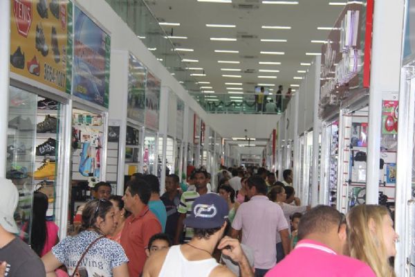 Milhares foram s compras no Shopping Popular de Cuiab