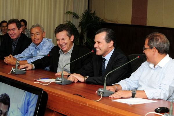 Silval Barbosa com Mauro Mendes e Maurcio Guimares, da Secopa: prioridade so as obras da Copa do Pantanal; s depois pensa em candidatura.