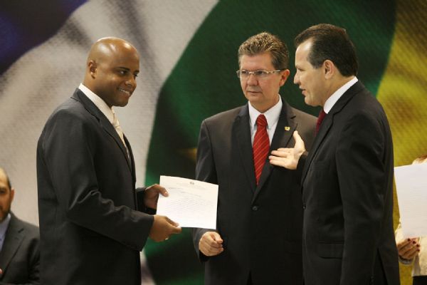 Silval Barbosa e Alexandre Bustamante cumprimenta delegado emposssado