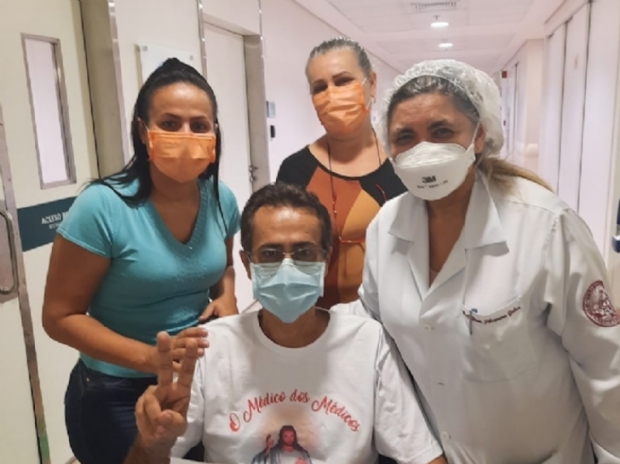 Prefeito que soube da reeleio no leito de UTI recebe alta aps mais de 2 meses; video