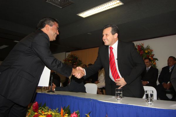Silval Barbosa cumprimenta seu chefe de gabinete Slvio Correa em evento pblico: cena rara, apesar da longa amizade