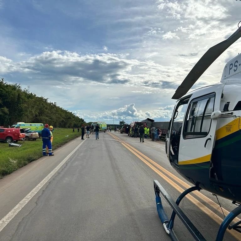 Motorista de picape  socorrido de helicptero aps ficar preso s ferragens em acidente na BR-163
