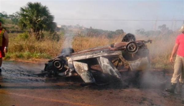 Carro ficou totalmente queimado, mas dois ocupantes conseguiram sair de dentro