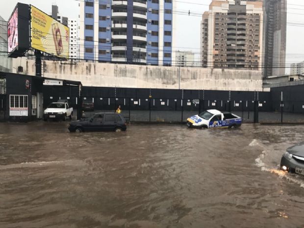 Viaduto alaga novamente e motoristas sofrem prejuzos ao transitar  na Fernando Corra;  fotos e vdeos 