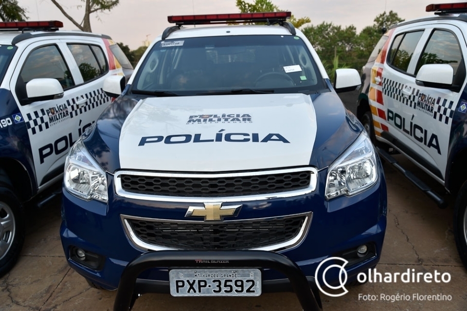 Motorista tem carro roubado por quatro homens armados em bairro de Cuiab
