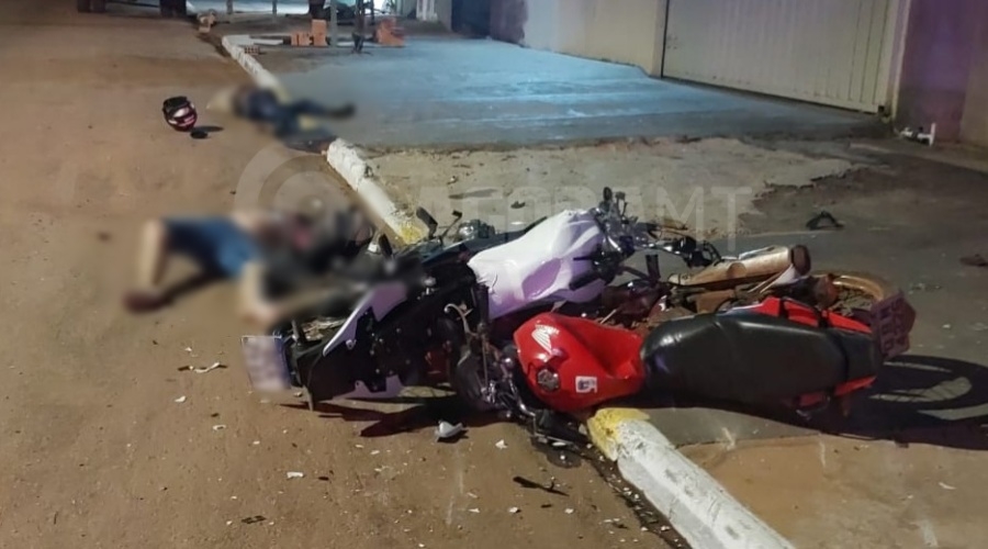 Dois homens morrem em grave acidente envolvendo motocicletas; mulher fica ferida