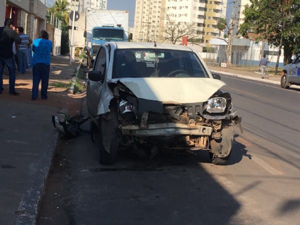 Corolla bate em Uno estacionado, joga veculo contra porto e arrebenta cerca da Arena Pantanal;  fotos 